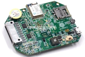 Печатная плата с микросхемами и слотами для карт